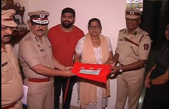 Nagpur Police : ठरवलं तर खाकीसाठी काहीही अशक्य नाही, आयुष्याची पुंजी गमावलेल्या वृद्धेला पोलिसांचा आधार Nagpur Police : ठरवलं तर खाकीसाठी काहीही अशक्य नाही, आयुष्याची पुंजी गमावलेल्या वृद्धेला पोलिसांचा आधार