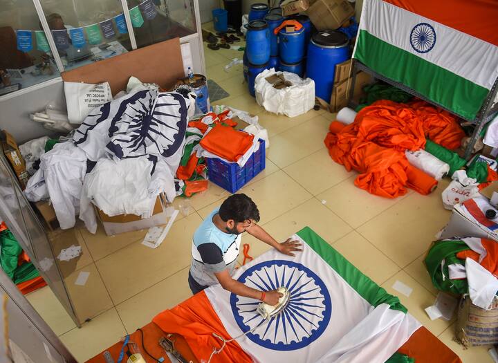 এই দিনে ভারতের প্রতিটি বাড়িতে তেরঙ্গা উত্তোলনের জন্য বলা হয়েছে। তার জন্য শুরু হয়েছে প্রচার 'হর ঘর তিরঙ্গা'। সাড়াও মিলছে। ছবি: পিটিআই