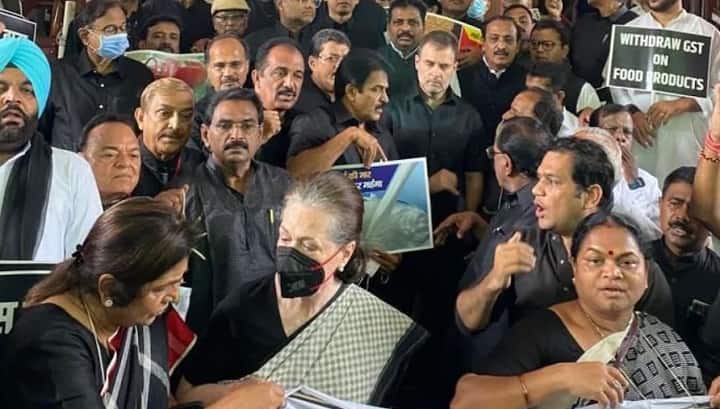 Congress Protest LIVE: Congress protests on issues of price rise, unemployment Congress Protest LIVE: રાહુલ ગાંધી બાદ પ્રિયંકા ગાંધીની પોલીસે કરી અટકાયત, મોંઘવારી વિરુદ્ધ કોગ્રેસનું પ્રદર્શન