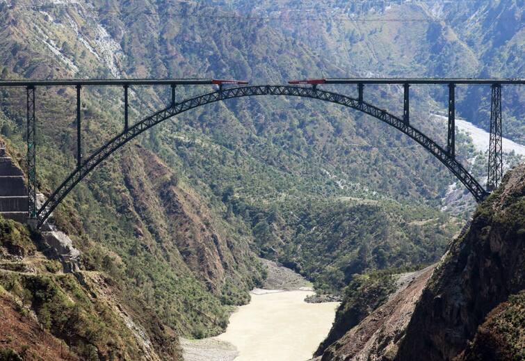 Chenab Bridge World s Highest Railway Bridge in Jammu and Kashmir Nears Completion Chenab Bridge : चिनाब रेल्वे ब्रिज पूर्णत्वाच्या दिशेने, ठरणार जगातील सर्वात उंच सिंगल आर्च रेल्वे ब्रिज