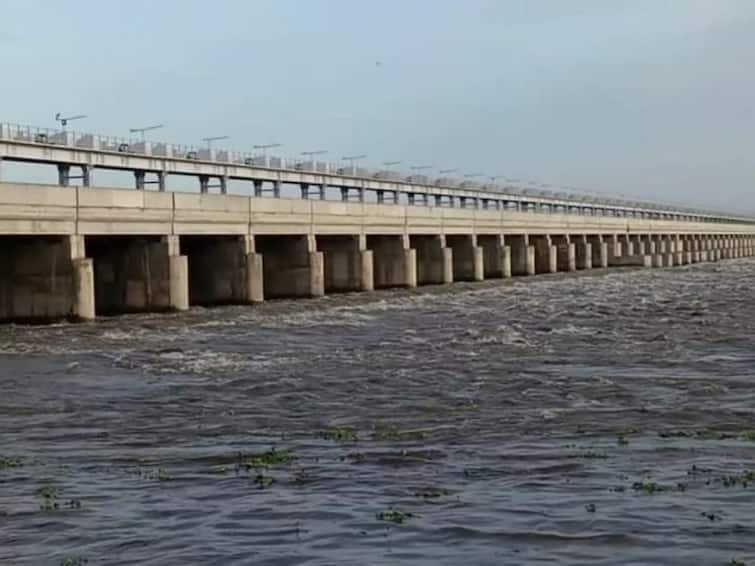 karur mayanur dam waterflow increased TNN கரூர்: மாயனூர் கதவணையில் இருந்து  ஒரு லட்சத்து 71 ஆயிரம் கனஅடி தண்ணீர் திறப்பு