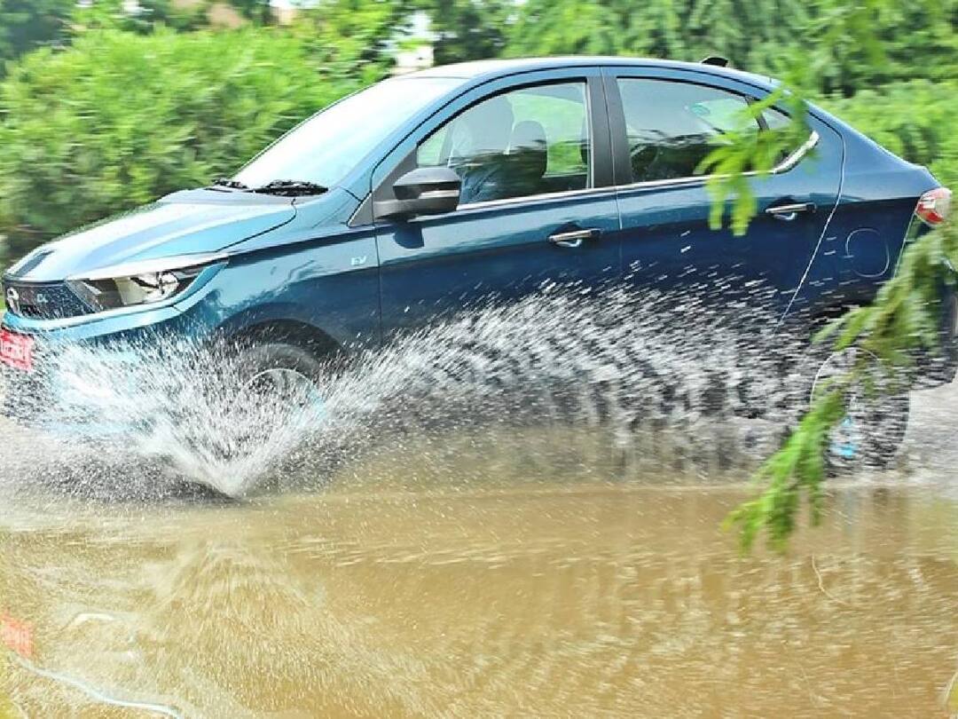 ఎలక్ట్రిక్ కార్లకు వర్షంలో చార్జింగ్ పెట్టవచ్చా? Is it safe to drive or charge EVs in the rain ఎలక్ట్రిక్ కార్లకు వర్షంలో చార్జింగ్ పెట్టవచ్చా?