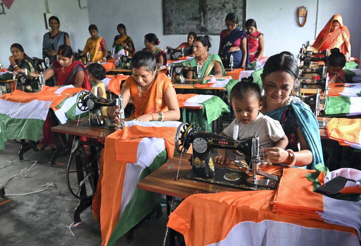 ১৫ আগস্টের আগে দেশজুড়ে তুঙ্গে জাতীয় পতাকার চাহিদা। সারা দেশে এভাবেই চরম ব্যস্ততার সঙ্গে তৈরি হচ্ছে জাতীয় পতাকা। ধানবাদের একটি ছবি। ছবি: পিটিআই