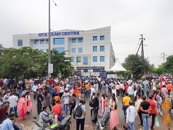 CUET Exam: सीयूईटी की परीक्षा दूसरे दिन भी रद्द, नोएडा में परीक्षा केंद्रों पर पहुंचे छात्र और अभिभावक परेशान Noida CUET UG Phase 2 Exam postponed on 2nd day also ANN CUET Exam: सीयूईटी की परीक्षा दूसरे दिन भी रद्द, नोएडा में परीक्षा केंद्रों पर पहुंचे छात्र और अभिभावक परेशान