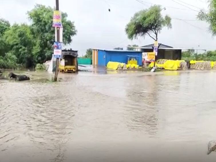 Heavy rain in Ahmednagar district, Sina river water on roads Ahmednagar Rain : अहमदनगर जिल्ह्यात मुसळधार पाऊस, सीना नदीचं पाणी रस्त्यावर, नगर-कल्याण रस्ता वाहतुकीसाठी बंद