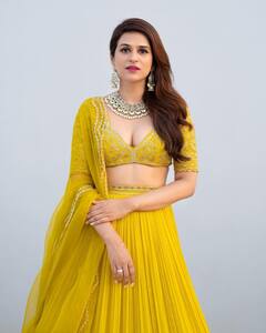 पीले लहंगे में बलां की खूबसूरत लगीं Shraddha Das, अदाओं पर दिल हार बैठे चाहने वाले