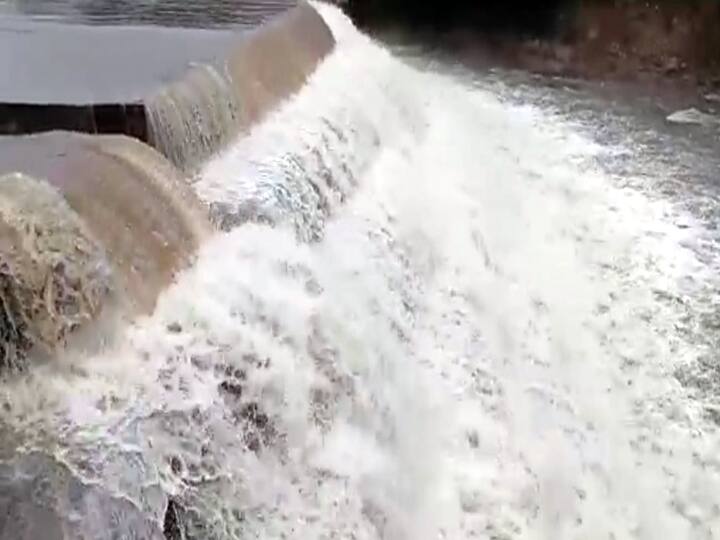 Public Works Department continues to monitor severe flooding in the Kottakudi River TNN தேனி: கொட்டக்குடி ஆற்றில் கடுமையான வெள்ளப்பெருக்கு - கரையோர பொதுமக்களுக்கு எச்சரிக்கை