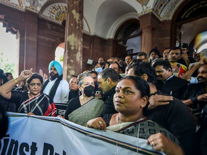 महंगाई और बेरोजगारी के खिलाफ कांग्रेस का देशव्यापी प्रदर्शन जारी है. कांग्रेस अध्यक्ष सोनिया गांधी पर काले कपड़े में विरोध प्रदर्शन में शामिल होने पहुंचीं हैं.