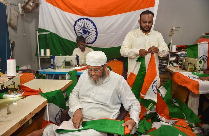 নয়াদিল্লিতে আবদুল গফফর আনসারি 'ঝান্ডেওয়ালা'-এর কারখানায় তৈরি হচ্ছে ভারতের জাতীয় পতাকা। চূড়ান্ত ব্যস্ততার সঙ্গে কর্মীরা তৈরি করে চলেছেন তিরঙ্গা। ছবি: পিটিআই