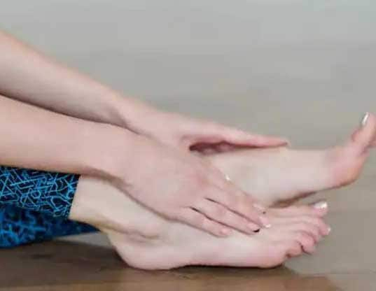 Foot Pain: The problem of foot pain increases with continuous standing work, it will be relieved with home remedies. Foot Pain : ਲਗਾਤਾਰ ਖੜ੍ਹੇ ਹੋ ਕੇ ਕੰਮ ਕਰਨ ਨਾਲ ਵਧਦੀ ਐ ਪੈਰਾਂ 'ਚ ਦਰਦ ਦੀ ਸਮੱਸਿਆ, ਇਹ ਘਰੇਲੂ ਨੁਸਖਿਆਂ ਨਾਲ ਮਿਲੇਗੀ ਰਾਹਤ