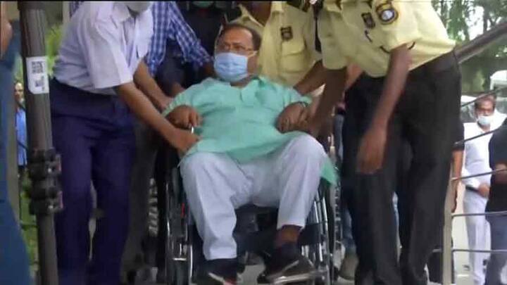 অন্য কোনও শারীরিক অসুবিধা নেই, উল্লেখ জোকা ইএসআইয়ের রিপোর্টে। তবে তাঁকে নিয়মিত ক্রনিক অসুখের জন্য বেশ কিছু ওষুধ খেতে হয়।