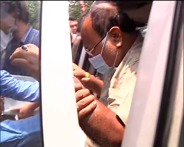 কীভাবে আছেন প্রাক্তন শিক্ষামন্ত্রী , খাচ্ছেনটা কী ? এই নিয়ে সাধারণের আগ্রহের সীমা নেই। তবে শুক্রবারের খবর গত কয়েকদিন ৩ কেজি ওজন ঝরে গিয়েছে পার্থ চট্টোপাধ্যায়ের।