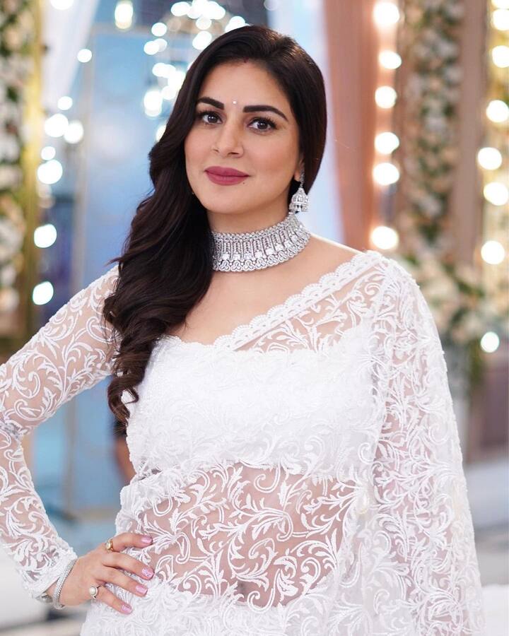 श्रद्धा आर्या जल्द ही बॉलीवुड में एंट्री करने वाली हैं. वह करण जौहर (Karan Johar) के साथ एक फिल्म में छोटी भूमिका निभाने वाली हैं.