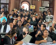 In Pics: కాంగ్రెస్ ర్యాలీలో ఉద్రిక్తత- ప్రియాంక, రాహుల్ సహా ముఖ్య నేతలు అరెస్ట్