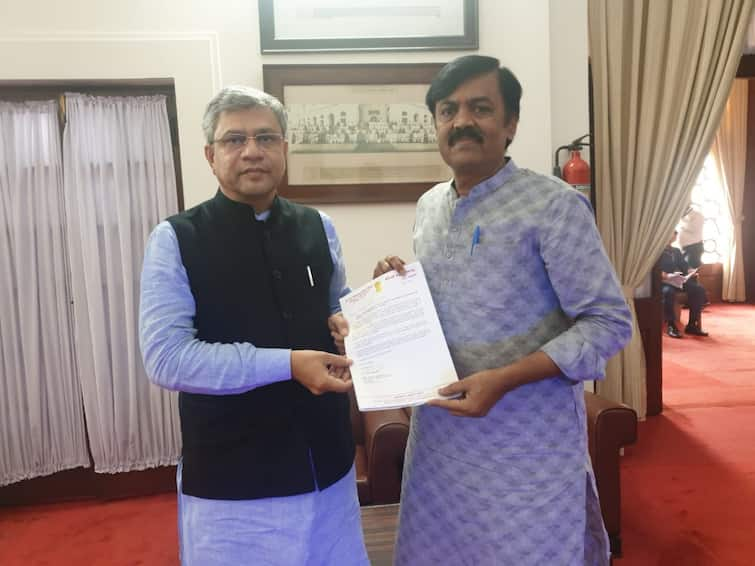 Delhi bjp mp gvl narsimharao met railway minister on Visakha railway zone starting dnn Visakha Railway Zone : విశాఖ రైల్వే జోన్ ను త్వరగా ప్రారంభించండి, రైల్వే మంత్రిని కోరిన ఎంపీ జీవీఎల్