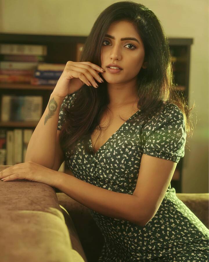 అ..! సినిమాలో అమ్మాయిని ప్రేమించిన క్యారెక్టర్ చేసి అందరి ప్రశంసలు అందుకుంది. Image Credit: Eesha Rebba/ Instagram