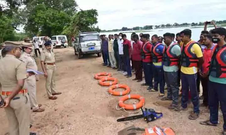 காவிரி ஆற்றில் நீர்வரத்து அதிகரிப்பு - தேசிய பேரிடர் மீட்பு குழுவினர் 44 பேர் திருச்சிக்கு  வருகை