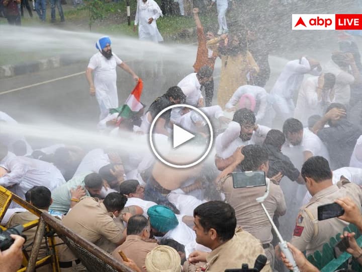 Congress Protest Chandigarh against inflation and unemployment police used Water cannon Watch Video Watch: चंडीगढ़ में कांग्रेस का महंगाई और बेरोजगारी के खिलाफ प्रदर्शन, पुलिस ने वाटर कैनन का किया इस्तेमाल