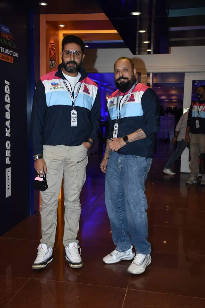 নিলামের জৌলুস বাড়িয়ে হাজির ছিলেন অভিষেক বচ্চন। যিনি প্রো কবাডি লিগের দল জয়পুর পিঙ্ক প্যান্থার্সের অন্যতম মালিকও।