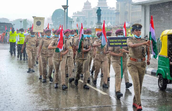 এর সঙ্গেই শুরু হয়েছে তিরঙ্গা যাত্রাও। 'আজাদি কা অমৃত মহোৎসব'-কে সামনে রেখেই দেশজুড়ে চলছে তিরঙ্গা যাত্রা। চলছে রোদ-বৃষ্টির মাঝেই। ছবি: পিটিআই