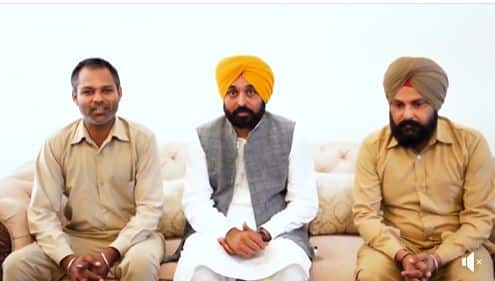 CM Bhagwant Mann meets PRTC bus conductor and driver, honored for setting an example of honesty PRTC ਬੱਸ ਕੰਡਕਟਰ ਤੇ ਡਰਾਇਵਰ ਨੂੰ ਮਿਲੇ CM ਭਗਵੰਤ ਮਾਨ , ਇਮਾਨਦਾਰੀ ਦੀ ਮਿਸਾਲ ਕਾਇਮ ਕਰਨ 'ਤੇ ਕੀਤਾ ਸਨਮਾਨਿਤ