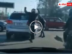 Shocking Video: बीच ट्रैफिक दो बाइक चालकों ने कार पर किया हमला, ड्राइवर ने इस तरह लिया बदला