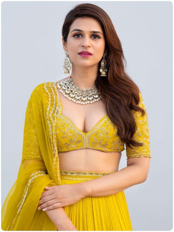 శ్రద్ధా అందానికి దాసులు ఎందరు?