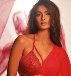 ਮਰੂਨ ਸ਼ਾਰਟ ਸਟ੍ਰਿਪਡ ਵਨ ਪੀਸ ਵਿੱਚ ਪਲਕ ਤਿਵਾਰੀ ਨੇ ਫਿਰ ਚਲਾਇਆ ਆਪਣੇ ਹੁਸਨ ਦਾ ਜਾਦੂ