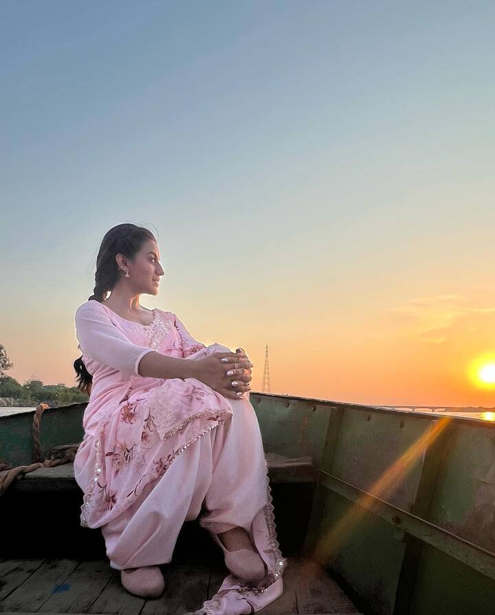 मालूम हो कि अक्षरा सिंह की नाम भोजपुरी सिनेमा की चुनिंदा सुपरस्टार में शामिल है. अपने फिल्मी करियर के दौरान अक्षरा ने अपनी दमदार एक्टिंग का कमाल दिखाया है.