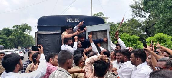 Nagpur Congress : महागाई विरोधात शहर कॉंग्रेसमध्ये ऐक्य, आक्रमक नेते, कार्यकर्त्यांना पोलिसांनी व्हॅनमध्ये कोंबले Nagpur Congress : महागाई विरोधात शहर कॉंग्रेसमध्ये ऐक्य, आक्रमक नेते, कार्यकर्त्यांना पोलिसांनी व्हॅनमध्ये कोंबले