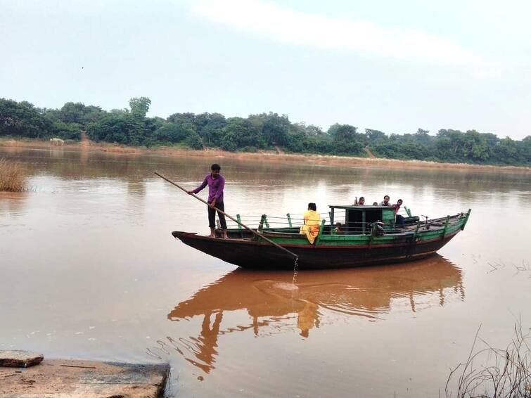 Maharashtra Murbad marathi News Students and villagers travel by boat Murbad News : मुरबाडच्या गावकऱ्यांची व्यथा; चक्क होडीतून करावा लागतोय विद्यार्थी आणि गावकऱ्यांना प्रवास 