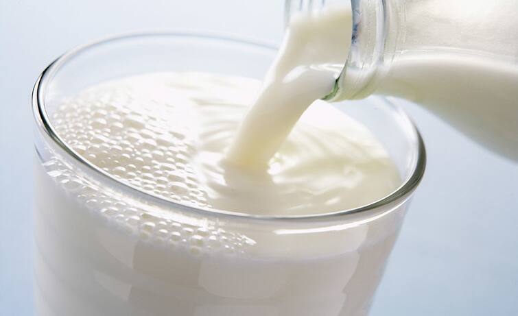 Raw Milk Benefits: Raw milk is rich in many nutrients, know its advantages and disadvantages Raw Milk Benefits : ਬਹੁਤ ਸਾਰੇ ਪੌਸ਼ਟਿਕ ਤੱਤਾਂ ਨਾਲ ਭਰਪੂਰ ਹੁੰਦਾ ਕੱਚਾ ਦੁੱਧ, ਜਾਣੋ ਇਸਦੇ ਫਾਇਦੇ ਤੇ ਨੁਕਸਾਨ