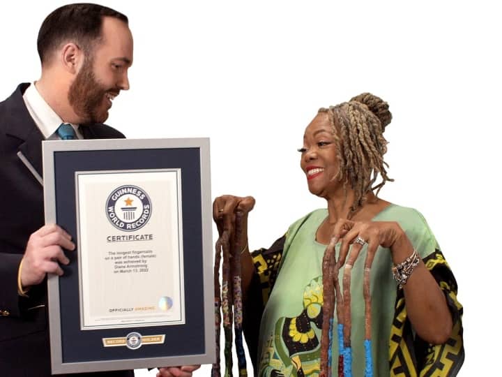 America Woman Diana Armstrong Made Guinness World Record Longest Fingernails of 42 Feet World Record: स्कूल बस से भी लंबे हैं इस महिला के नाखून! बना विश्व रिकॉर्ड, लेकिन अब तक क्यों नहीं काटे?