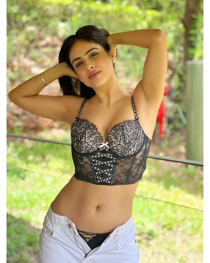 નેહાની આ હોટ તસવીરોએ સોશિયલ મીડિયામાં આગ લગાવી છે.