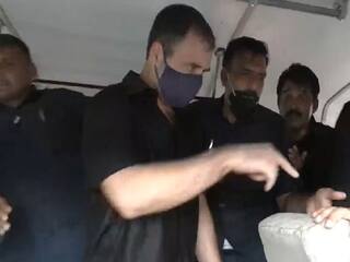Congress Protest: காங்கிரஸ் கட்சியினர் போராட்டம்; தடுப்புக் காவலில் ராகுல் காந்தி!