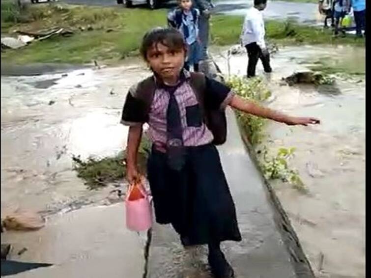 Heavy rain in Nanded district, citizens travel through flood water Nanded Rain : नायगावमध्ये मुसळधार तर उमरीमध्ये ढगफुटी सदृश्य पाऊस, नागरिकांसह विद्यार्थ्यांचा पुराच्या पाण्यातून प्रवास 