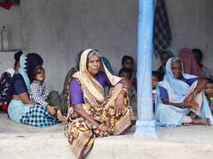 Gujarat News: गुजरात में आप ने जहरीली शराब के पीड़ितों को बांटा मुफ्त राशन, बीजेपी पर साधा निशाना