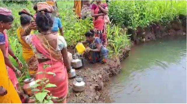 Water shortage in the Kolewadi Vadkhal village of Murbad even in rainy season, villagers have to drink impure water Murbad News : पावसाळ्यातही मुरबाड तालुक्यातील गावात पाणीटंचाई, गावकऱ्यांवर अशुद्ध पाणी पिण्याची वेळ