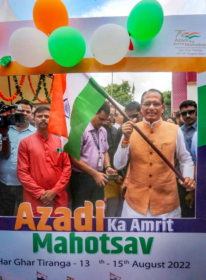 মধ্যপ্রদেশেও একই ছবি। সেখানে ভোপালে সে রাজ্যের মুখ্যমন্ত্রী শিবরাজ সিং চৌহান যোগ দিয়েছেন তিরঙ্গা যাত্রায়। হাতে রয়েছে জাতীয় পতাকা। ছবি: পিটিআই