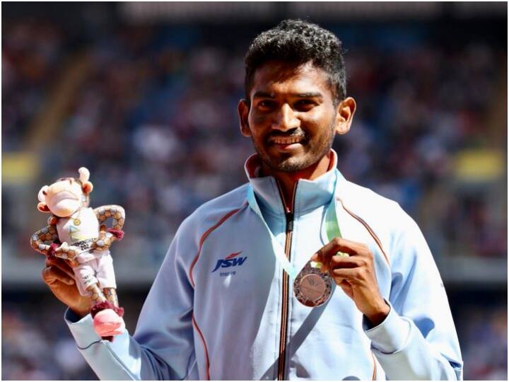 Commonwealth Games 2022 Silver Medalist Avinash Sable of Beed who completes the race of hurdles in life Maharashtra Beed Marathi News Avinash Sable Wins Silver : आयुष्यातील अडथळ्यांची शर्यत पूर्ण करणारा बीडचा अविनाश साबळे