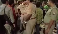 Meerut में बीच सड़क पर पुलिस ने बजरंग दल के कार्यकर्ता को क्यों जड़ा थप्पड़?