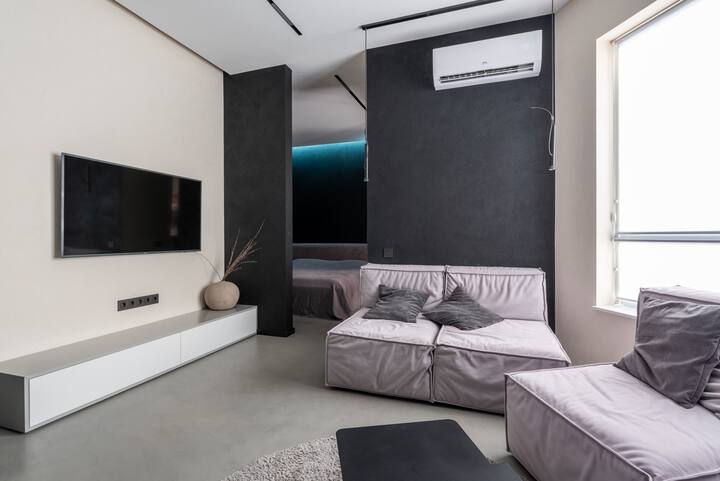 গরমের হাত থেকে বাঁচতে তাই আজকাল অনেকেই চেষ্টা করেন বাড়িতে এয়ার কন্ডিশনার বা এসি লাগিয়ে নেওয়ার।