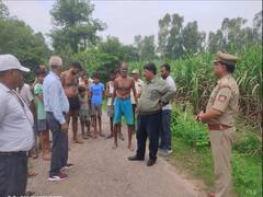 Sitapur News: सीतापुर में जंगली जानवर के डर से ग्रामीणों में मची हुई दहशत, जान की परवाह किए बिना पुलिस कर रही सावधान