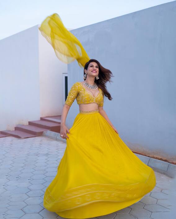 Shraddha Das:  బంతిపూల మాలలా శ్రద్ధా దాస్, బ్యాకూ ఫ్రంటూ అదిరిపోయిందిగా