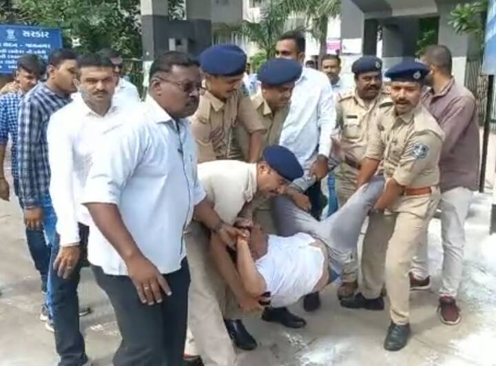 Congress leader Digubha Jadeja attempted suicide in Jamnagar Jamnagar: પોલીસની હાજરીમાં ગુજરાત કોંગ્રેસના આ દિગ્ગજ નેતાએ આત્મવિલોપનનો પ્રયાસ કરતા અરેરાટી
