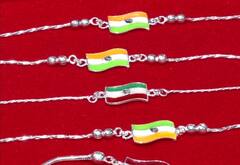 Raksha Bandhan 2022: लखनऊ के बाजारों में दिखी रक्षाबंधन की धूम, लोगों के बीच आकर्षण का केंद्र बनीं तिरंगा राखियां, देखिए ये खास तस्वीरें