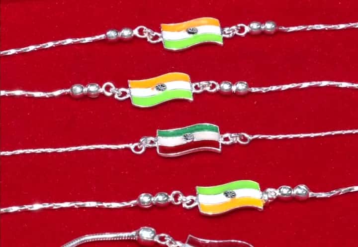 ये तस्वीरें लखनऊ के बाजार की है. जहां पूरा बाजार राखियों से सजा हुआ नजर आ रहा है.