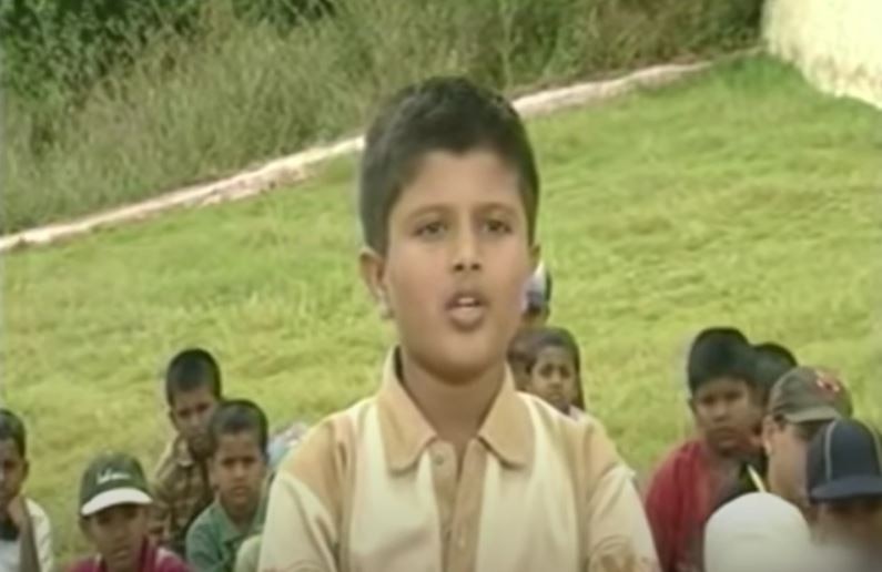पहचाना! फोटो में दिख रहा ये बच्चा आज फिल्म इंडस्ट्री पर करता है राज, टॉप एक्ट्रेसेस भी हार चुकी हैं अपना दिल