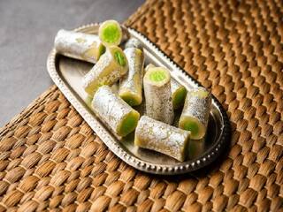 Raksha Bandhan 2022: राखी के खास मौके पर अपने भाई को खिलाएं काजू पिस्ता रोल! जानें इसकी आसान रेसिपी