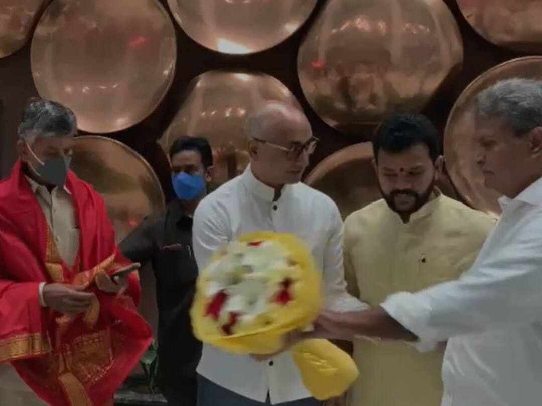 Keshineni Nani once again expressed impatience with Chandrababu. But this time the media did it earlier. Kesnineni Nani : మరోసారి హాట్ టాపిక్‌గా కేశినేని నాని - ఢిల్లీలో చంద్రబాబుతో అసహన ప్రవర్తన వైరల్ !